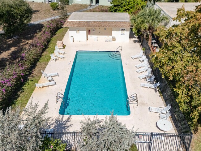 Building Photo - 1700 Embassy Dr