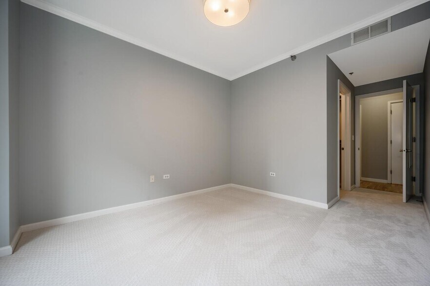 Primary bedroom - 160 E Illinois St