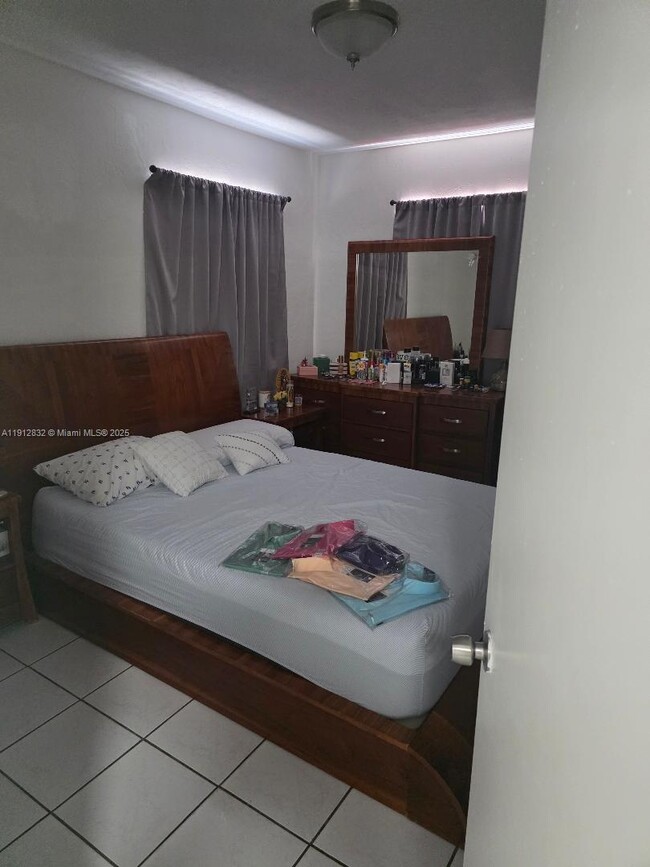 Building Photo - 340 W 19th St