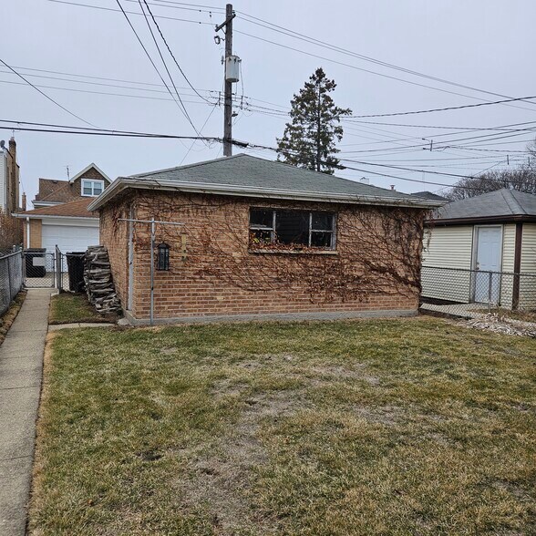 Building Photo - 5852 N Melvina Ave