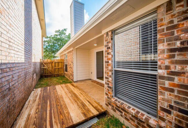 Building Photo - 121 Coffee Ln