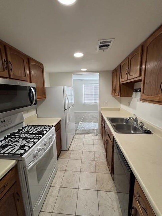 Building Photo - Beautifully Renovated 3-Bedroom, 2.5-Bath ...