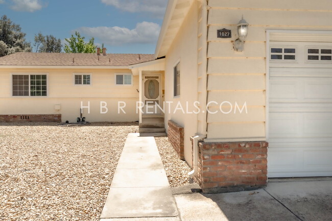 Building Photo - Charming Three Bedroom Single Story Liverm...