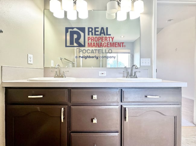 Building Photo - 5 Bedroom 3.5 Bath House - Pet Friendly