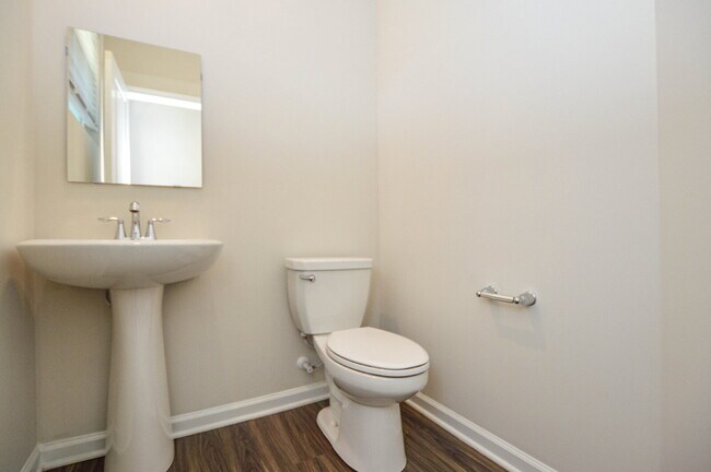 Building Photo - Easy Tega Cay Living in a Thoughtfully Updated Townhome
