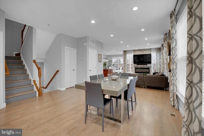 Building Photo - 42598 Chisholm Dr