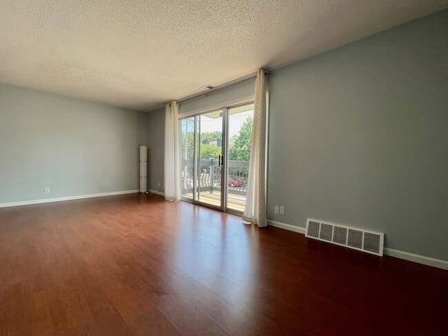 Building Photo - Charming Condo for Rent