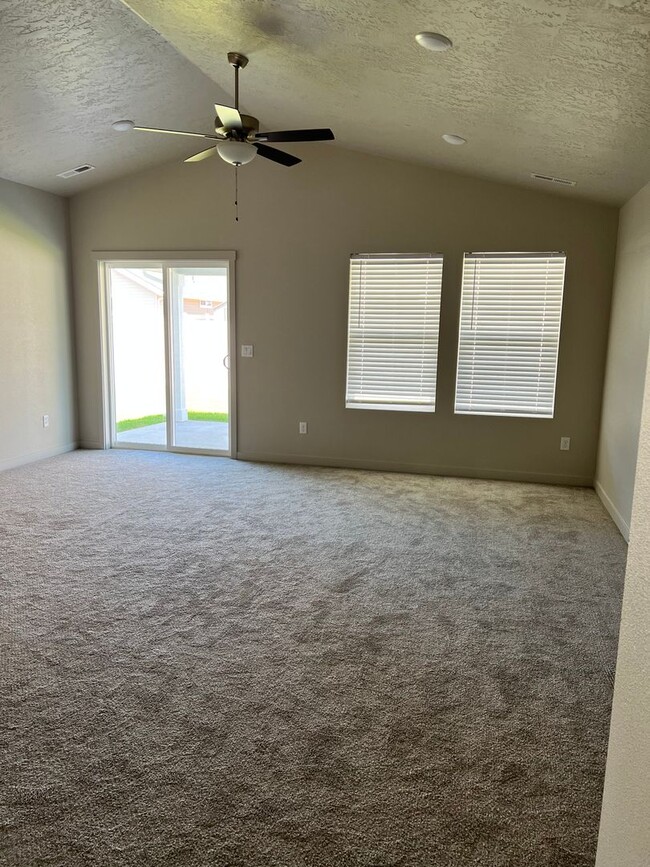 Building Photo - Newer 3 bed 2 bath single level family hom...