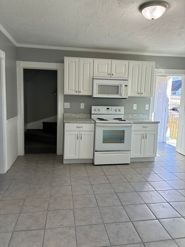 Building Photo - Fresh and updated 4 bedroom for immediate occupancy