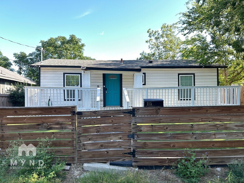 Primary Photo - 115 Fredonia St