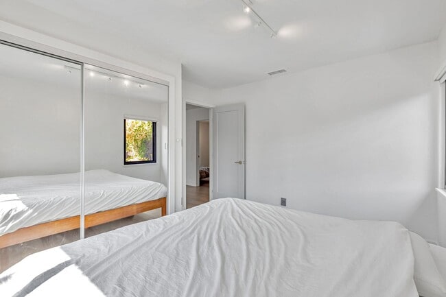 Building Photo - Remodeled Home in near Downtown Mountain View