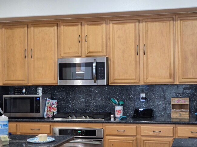 Building Photo - 4350 Club Vista Dr