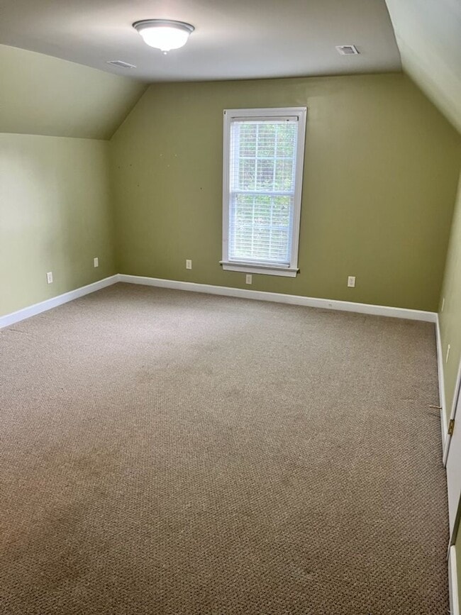 Building Photo - Stunning 5 Bedroom 2.5 Bath Home located i...