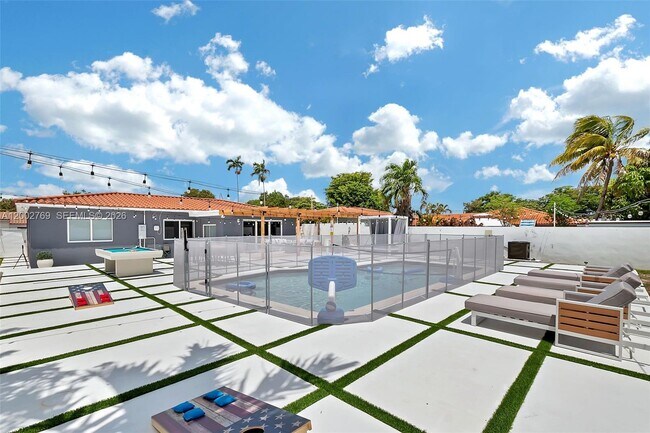 Building Photo - 301 SW 30th Ct