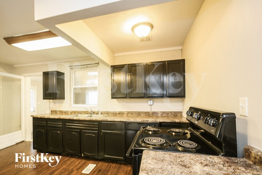 Building Photo - 6925 Bloomfield Dr E