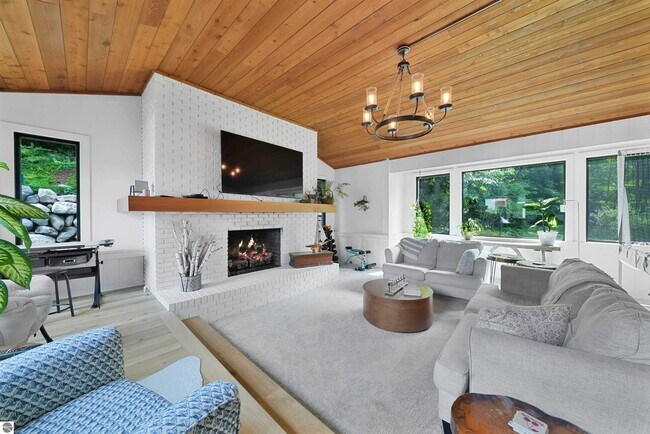 Building Photo - 7320 Peninsula Dr