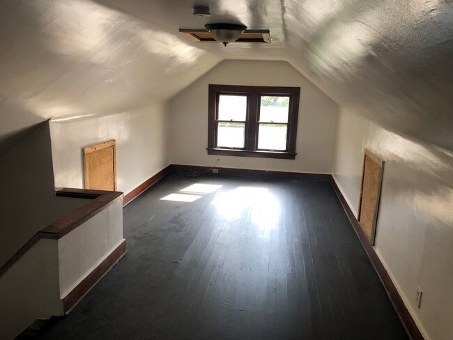 Building Photo - Spacious 4-Bedroom Home for Lease in Akron