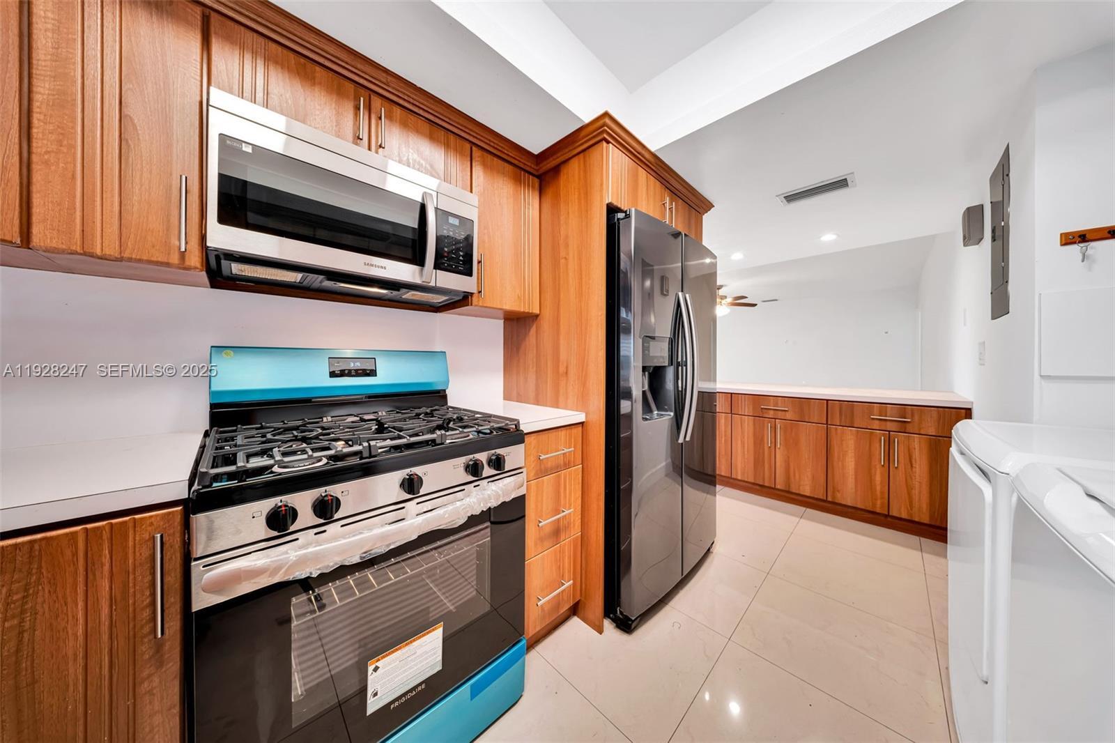 Building Photo - 7417 Twin Sabal Dr