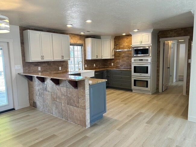 Building Photo - Gorgeous Santa Clara Home with Stunning Ki...