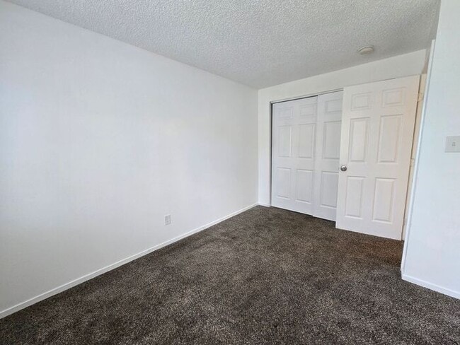 Building Photo - 3-Bedroom, 2.5-Bath Tri-Level Townhome Near UNR & Downtown Reno