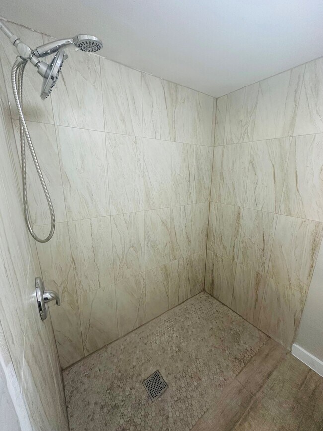 Building Photo - 2558 Spirea St
