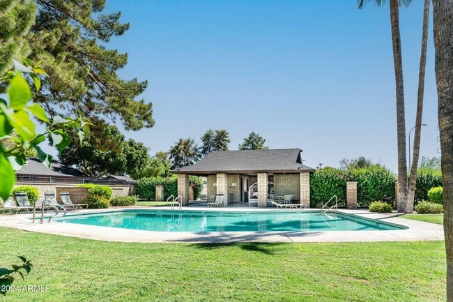 Building Photo - 102 W Concorda Dr