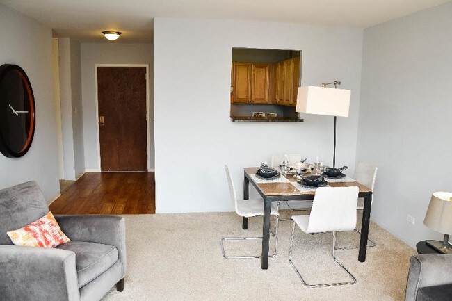 Building Photo - 326 W Illinois St