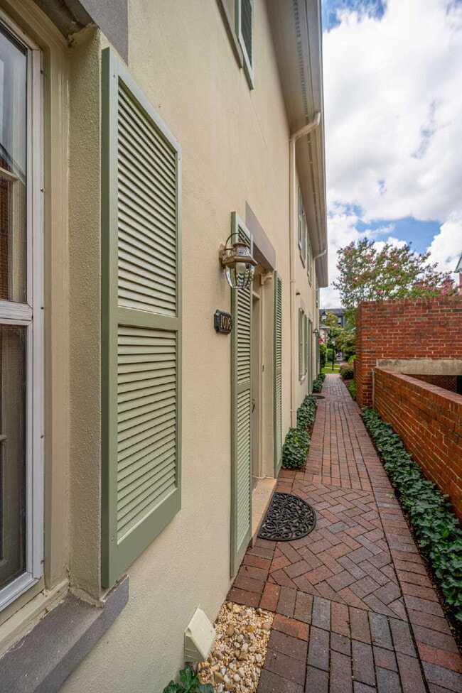 Building Photo - Charming End Townhouse in Prime North Old Town Location