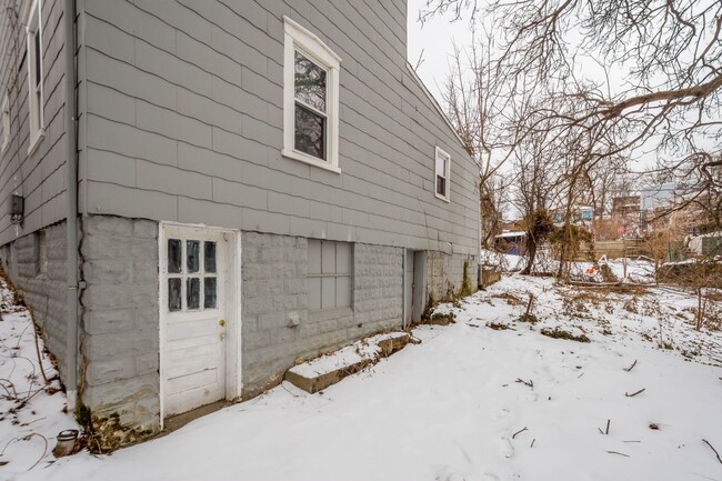 Building Photo - NEWLY RENOVATED! 3 BED / 1.5 BATH HOUSE IN...