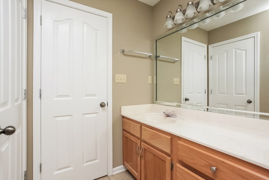 Building Photo - 7470 Jennifer Dr