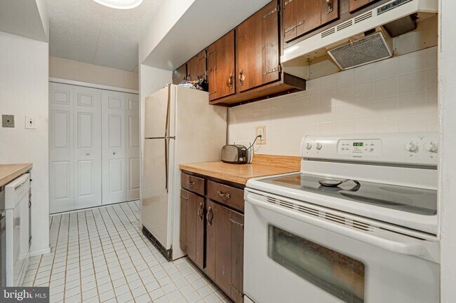 Building Photo - 1906 Valley Dr