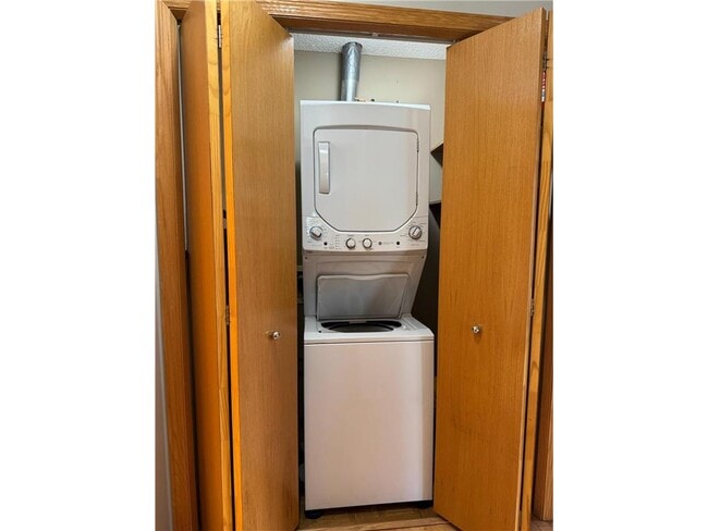 Building Photo - 438 Lake Trail