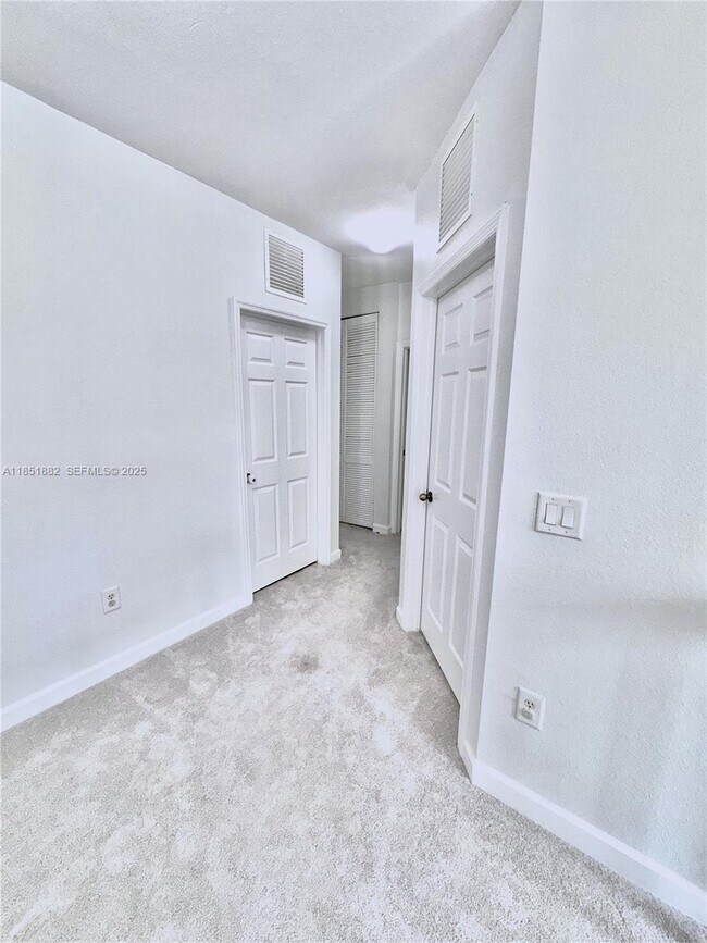 Building Photo - 2933 SE 2nd Dr