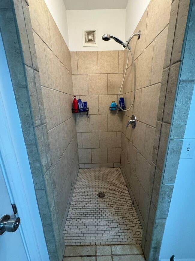 Building Photo - 4 Bedroom Downtown Beauty!