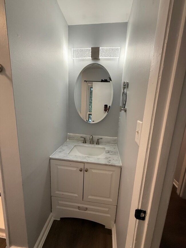 Building Photo - Charming 3BR Townhome in Greensboro