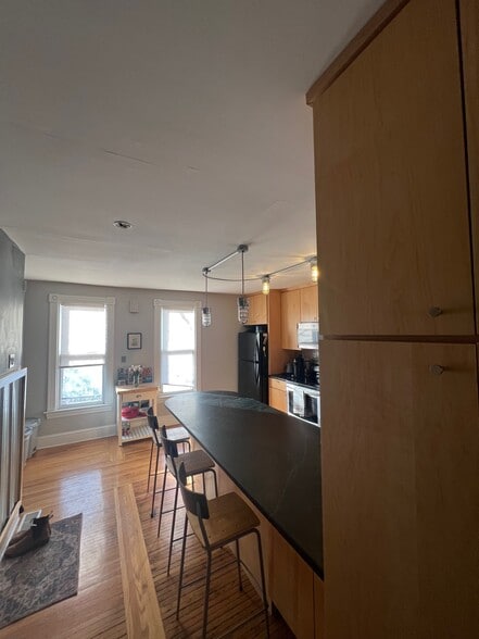 Building Photo - 103 Victoria St N