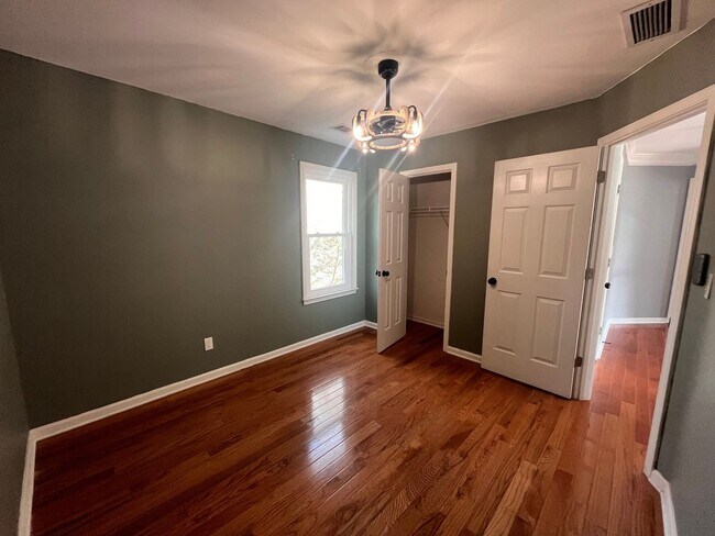 Building Photo - 925 Dogwood Park Dr