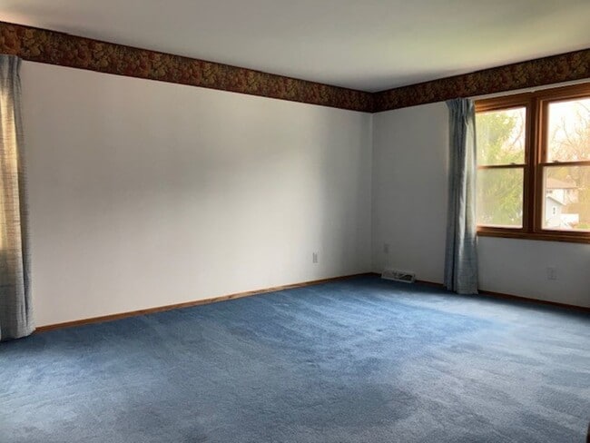 Building Photo - Spacious 4 bedroom, 2.5 Bath Two Story Home