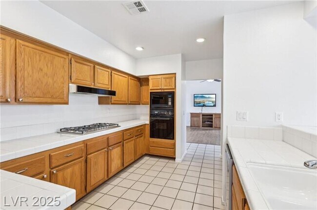 Building Photo - SPACIOUS 3BEDROOM SINGLE STORY TOWNHOME IN...