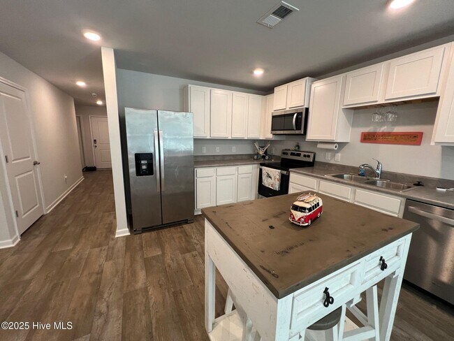 Building Photo - 115 Cleat Dr
