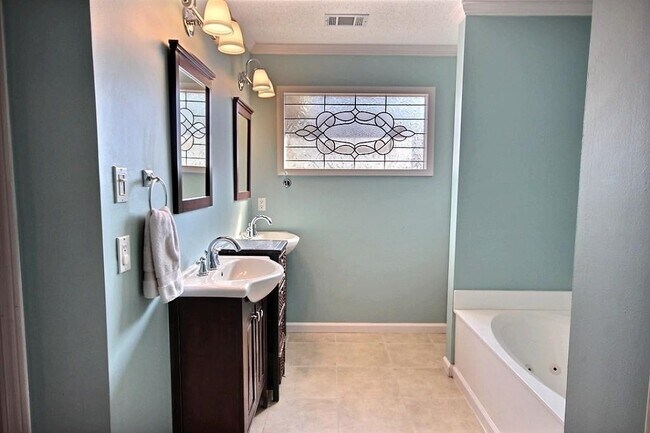 Building Photo - 773 Bradley Cove