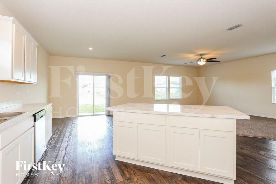 Building Photo - 2587 Beachview Dr