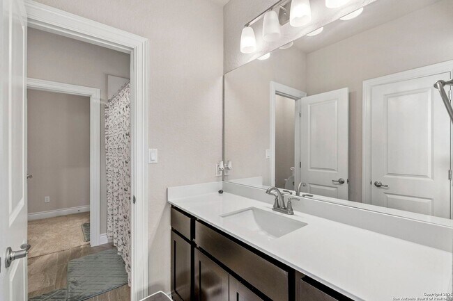 Building Photo - Charming Home Awaits: Spacious & in a Prime Location