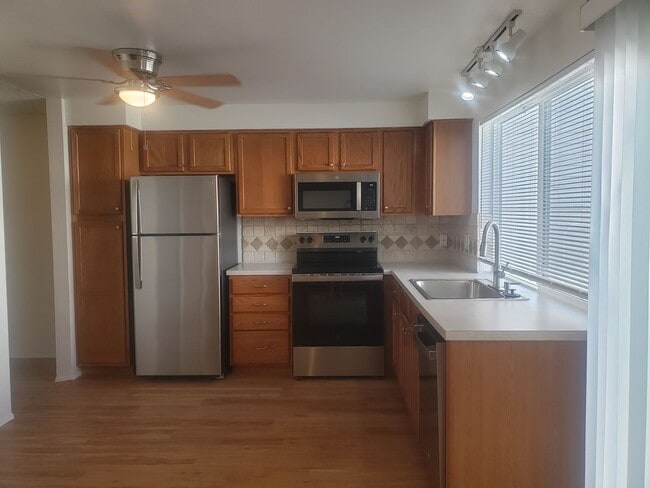 Building Photo - Spacious Townhouse with Two Car Garage!