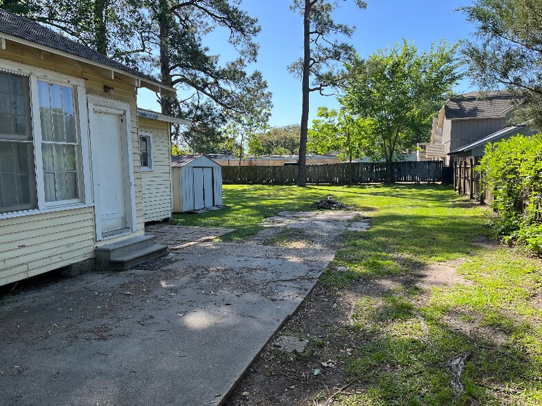Building Photo - 131B Center St