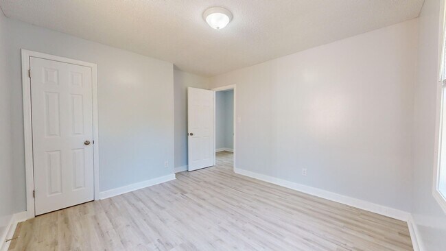 Building Photo - One-Month Free Move in Special plus 1/2 off your Security Deposit - 2 Bed/1 Bath Stand Alone Home...