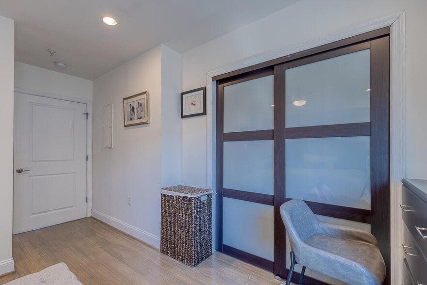 Building Photo - 2713 Ontario Rd NW