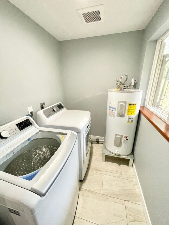 Building Photo - 15313 15th Ave NE