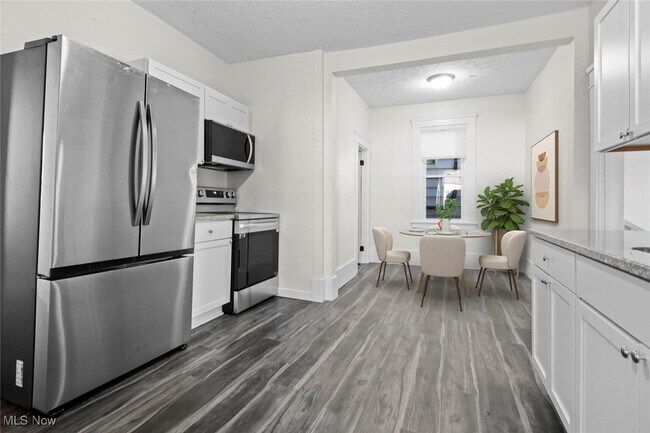 Building Photo - 1277 W 67th St