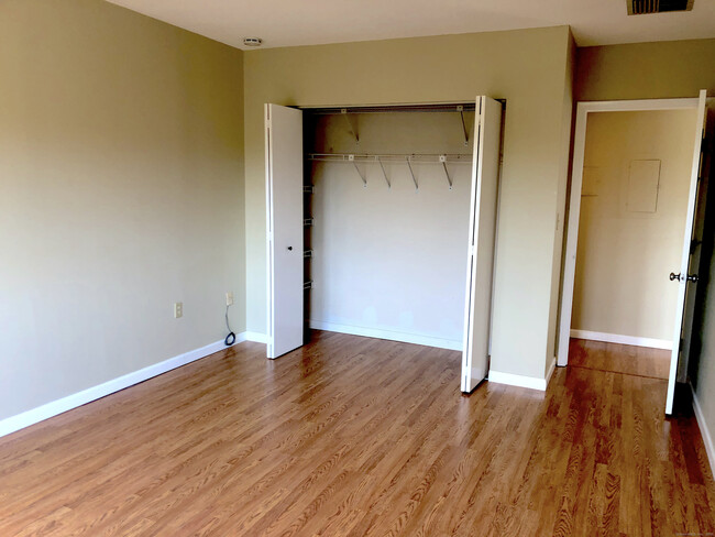 Building Photo - 1204 Whitney Ave